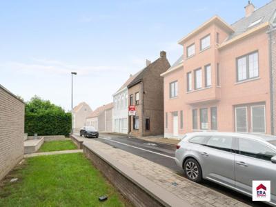 Woning met magazijn op 705m² in centrum Oostrozebeke!