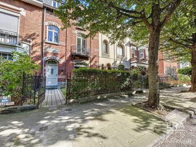 LAEKEN - Huis met 3 tot 4 slaapkamers en tuin !