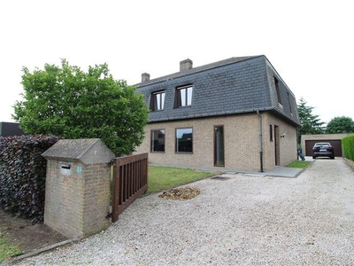 Centraal gelegen koppelwoning (3slk) met aangename tuin en a