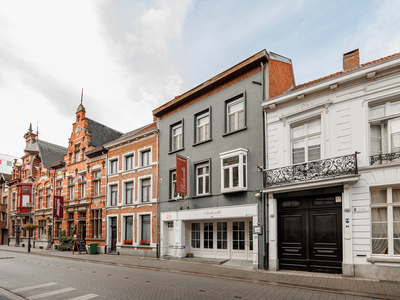 Karaktervol handelspand met bovengelegen woonst/conciërgewoning op wandelafstand van de Grote Markt.