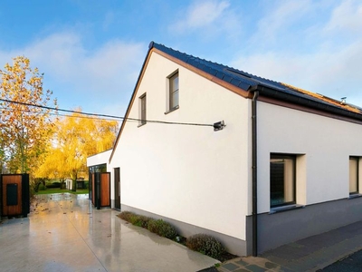 Stijlvolle energiezuinige halfopen woning in Handzame