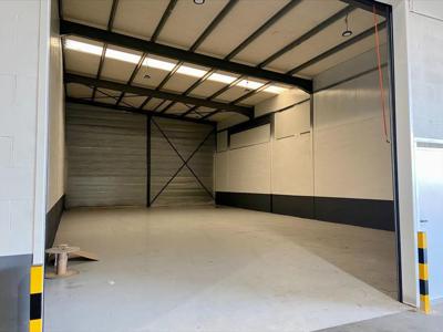 KMO-unit van 98 m² met mezzanine nabij de E313