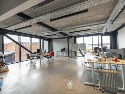 4 kantoorruimtes te koop in een bedrijvencentrum in Vorst