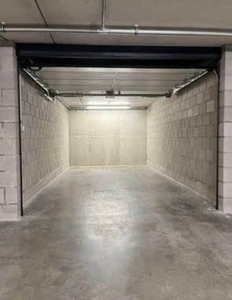 Ondergrondse parkeergarage sectionaalpoort