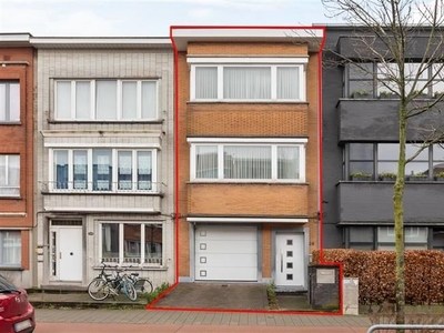 Ruime bel-étage met 3 (mog. 4) slaapkamers, garage en stadst