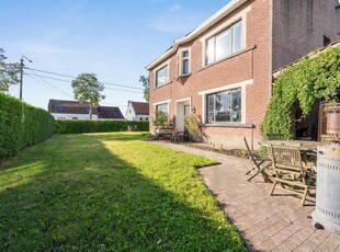 Landelijk gelegen gerenoveerde woning met achterliggende sc