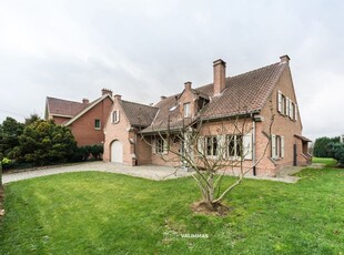 Ruime en energiezuinige villa met mooie tuin en garage...