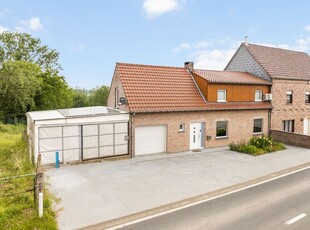 Volledig gerenoveerde woning met 3 gevels