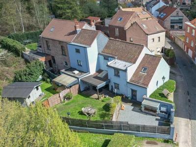 Een eigendom bestaande uit een ruime driegevelwoning met gar