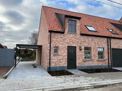 Prachtige nieuwbouwwoning met carport en zonnige tuin