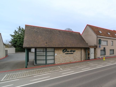 Huis met winkel, atelier en garages te koop in regio Diksmui