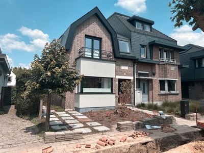 Uiterst charmante woning met 3 SL en 2 badk