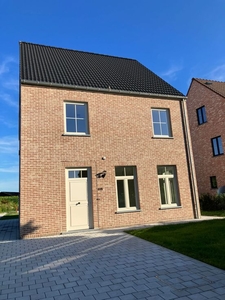 Lichtrijke, energiezuinige, nieuwbouw woning met grote tuin.