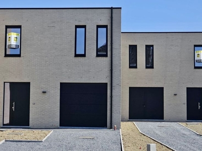 Nieuwbouwwoning met terras en kleine tuin