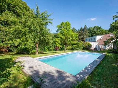 Superbe villa avec piscine, terrasses, garage et jardin