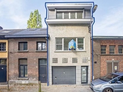 Te renoveren woning met groot magazijn