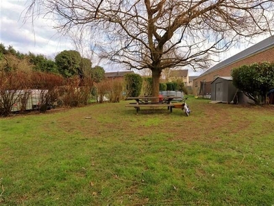 Villa met 3 slaapkamers, garage en grote tuin.