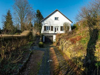 Een villa met tuin en een perceel grond