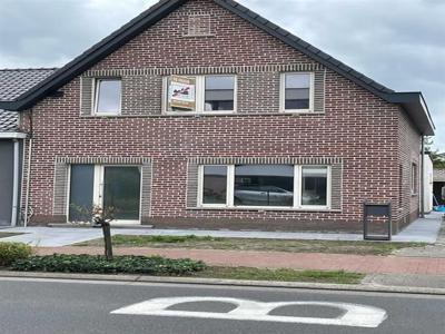 Energiezuinige driegevelwoning met tuin en garage