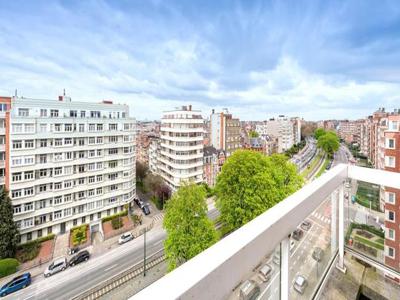 Etterbeek : Volledig gerenoveerde penthouse (2 slpk)