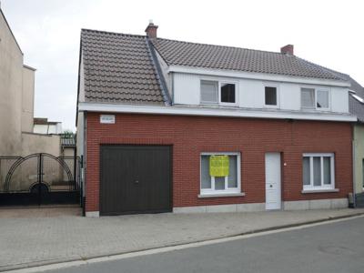 HOB woning met 3 slaapkamers, garage en koer.