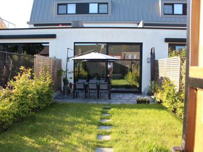 Nieuwbouwappartement met TUIN en carport