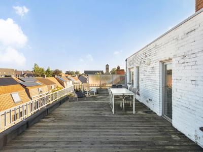 Op te frissen penthouse met ruim terras te koop in Sint-Andr