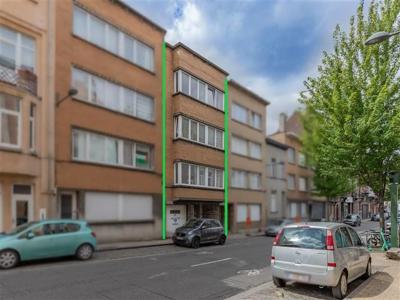 Opbrengstwoning: 3 appartementen + 5 garages