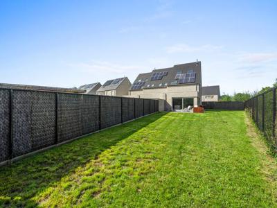 Recente halfopen bebouwing met een ruime tuin en een zeer g…