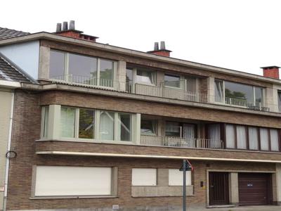 totaal vernieuwd appartement 2e verdiep met garage en terras