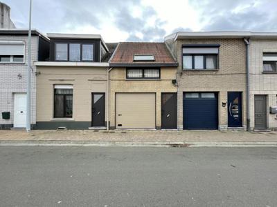 WETTEREN - Rijwoning met binnenkoer.