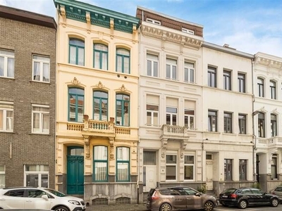 Burgerwoning met 6 slaapkamers, tuintje en grote kelder