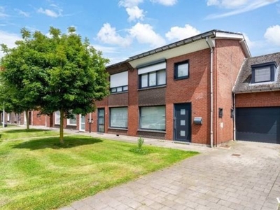 Gerenoveerde gezinswoning met 3 slaapkamers te Izegem