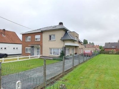 Gezellige woning met garage en tuin.