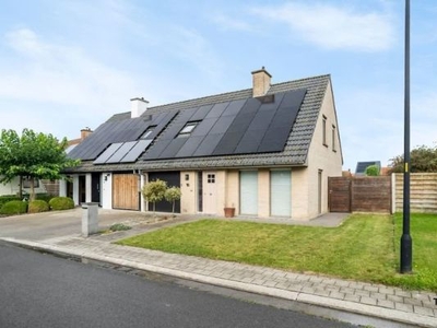 Gunstig gelegen, energiezuinige (EPC: 19) halfopen woning o