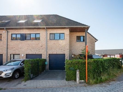 Instapklare half open bebouwing met 3 slaapkamers, tuin e...