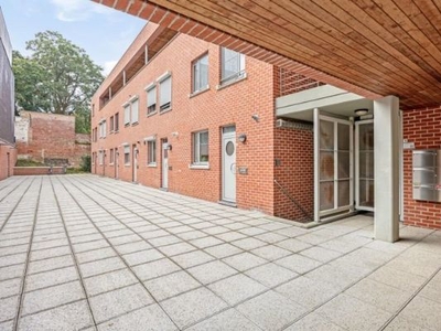 Lichtrijk 2-slaapkamerappartement met berging in hartje Leu