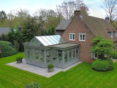 Luxueuze villa met boomhut op fraai hoekperceel van 2087m²