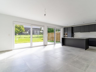 Nieuwe woning met 4 slaapkamers van 252m² met tuin en terras