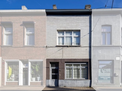 Op te frissen woning 4 slaapkamers en koer te koop!