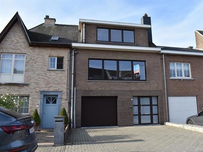 Recent opgefriste woning met tuin, garage en twee slpks