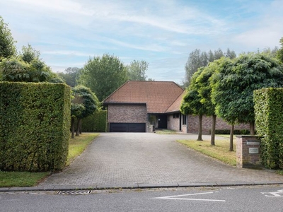 Residentieel gelegen te renoveren villa op 2.500 m².