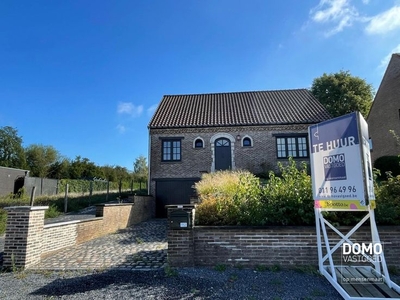 RUIME GEZINSWONING MET 4 SLAAPKAMERS, TUIN EN INPANDIGE GAR