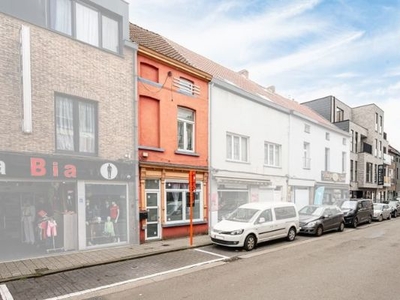 Stadswoning met 4 slaapkamers in een levendige winkelstraat.