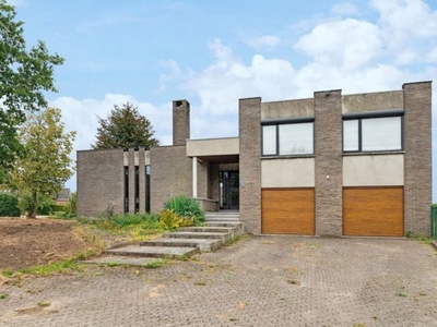 Te renoveren architecturale villa met veel potentieel