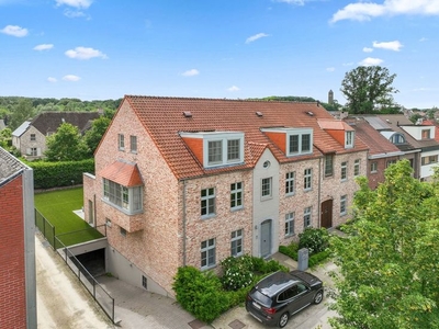 Toplocatie: recent gelijkvloers appartement met tuin, garage