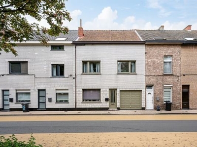 Woning met 3 slaapkamers, tuin en garage.