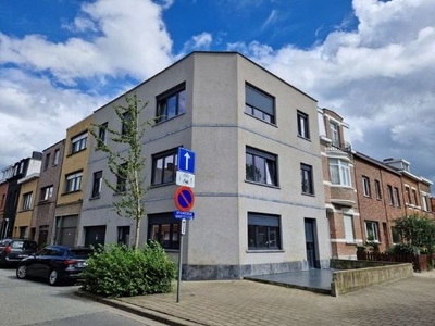 Woning met zes slaapkamers, terras en garage - Oostendest...