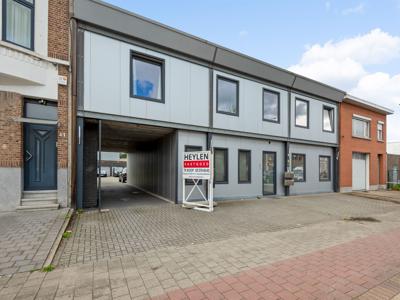 Magazijn van ca 250m² + 5 staanplaatsen