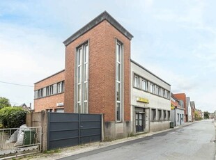 industrieel pand gelegen in woongebied bestaande uit atelier